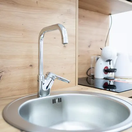 Lelas 2 - Free Parking *