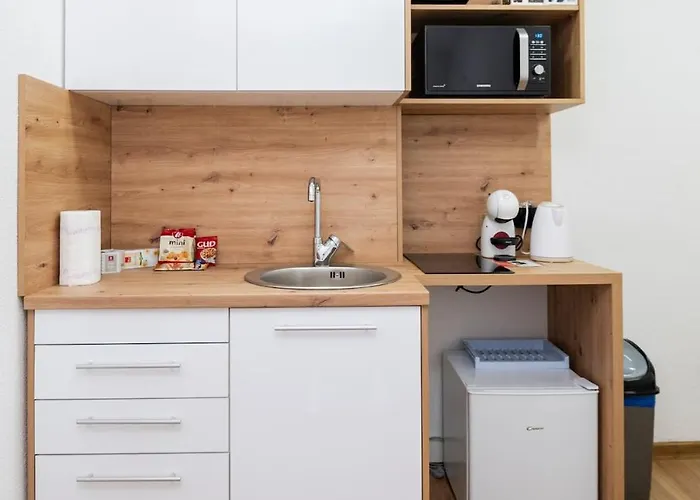 Lelas 2 - Free Parking